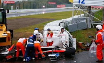 El accidente de Jules Bianchi en el Gran Premio de Japón 2014 se produjo al chocar contra una grúa que había acudido para levantar el coche de Adrian Sutil y trasladarlo a un sitio seguro. En la cuadragésima segunda vuelta, Sutil hizo un trompo y chocó contra la barrera de neumáticos en la salida de la curva 7. Los comisarios desplegaron dobles banderas amarillas antes de la curva para advertir a los pilotos del incidente. Jules Bianchi, perdió el control de su monoplaza, se salió por la escapatoria y se golpeó contra la grúa.