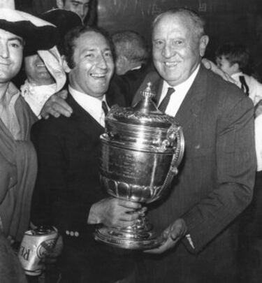 Paco Gento ganó en dos ocasiones el Campeonato de España de Fútbol, la Copa de S.E. el Generalísimo en 1962 y 1970. En la imagen junto a Santiago Bernabéu sosteniendo el trofeo.