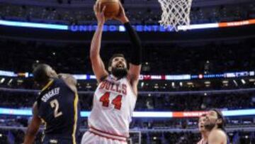 Nikola Mirotic ante Rodney Stuckey.