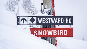 Cartel cubierto por la nieve en Alta Ski Area, Utah, Estados Unidos. 