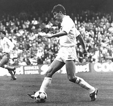 Jugó con el Barcelona en la temporada 79/80 y en el Valencia desde 1982 a 1985