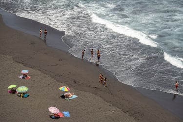 De fácil acceso desde el Puerto de la Cruz, la playa de El Bollullo es una de las más impresionantes de la isla. Sus aguas cristalinas y su fina arena negra de origen volcánico hacen que este lugar sea una visita obligada para todos aquellos que visitan Tenerife. Es una playa prácticamente salvaje que pertenece al municipio de La Oratava.  