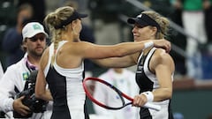 Caroline Wozniacki y Angelique Kerber se saludan al final de su duelo en Indian Wells.