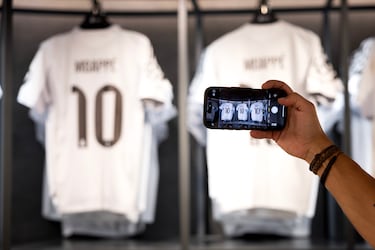 Tienda del Bernabéu con las camisetas de Mbappé.