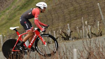 Spain's Alberto Contador rides during a 14,5 km individual time-trial, the fourth stage of the 75th edition of the Paris-Nice cycling race, between Beaujeu and Mont Brouilly, on March 8, 2017. / AFP PHOTO / Philippe LOPEZ