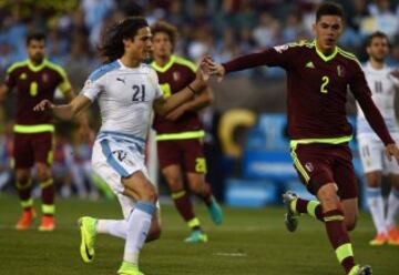 Edinson Cavani dispara ante la marca de Wilker Romero.