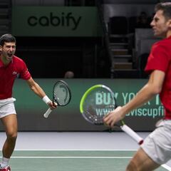 Djokovic mete a Serbia en semifinales con dos victorias