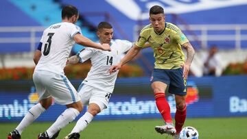 Matheus Uribe en el partido entre Colombia y Uruguay en Barranquilla..