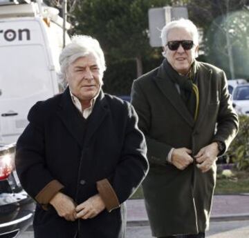 El piloto Angel Nieto,iz., a su llegada al tanatorio de "La Paz", en Tres Cantos, donde se encuentra instalada la capilla ardiente del entrenador y exseleccionador nacional Luis Aragonés, que ha fallecido esta mañana en Madrid a los 75 años de edad.