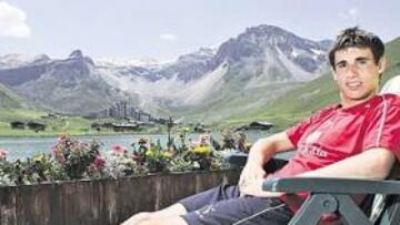 <b>BIEN AMUEBLADO. </b>El fichaje estrella del verano rojiblanco tiene la cabeza en su sitio, le apasiona el fútbol y no le abruma atender a la prensa, como hizo ayer en el lago.