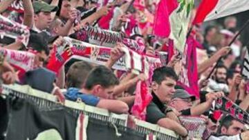 <b>JUNTOS. </b>La afición anima al Rayo en el Teresa Rivero.