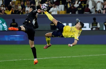 A sus 40 años, Cristiano Ronaldo sorprendió con este gol de chilena.