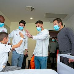 El Valencia le saca una sonrisa a los niños hospitalizados