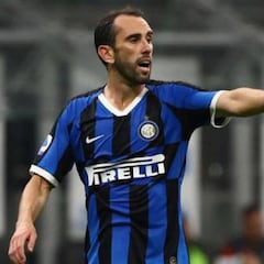 Godín bloquea a Arturo Vidal