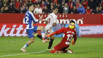 Ben Yedder supera a Diego L&oacute;pez. 