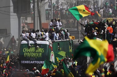 La selección de Senegal celebra con su afición el triunfo en la Copa África por las calles de Dakar.