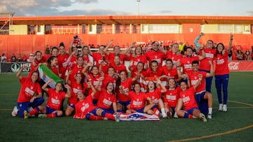 El Atlético femenino B celebra su ascenso a la Primera RFEF Futfem.