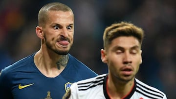 Benedetto celebra el gol sacándole la lengua a Montiel