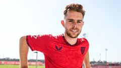 Peque Fernández, con la camiseta del Sevilla.