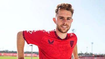 Peque Fern¨¢ndez, con la camiseta del Sevilla.