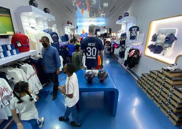 Numerosos aficionados del Paris Saint-Germain se han agolpado en la puerta de la tienda oficial del estadio para conseguir una camiseta del astro argentino.