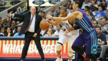 Devin Harris ataca a Jeremy Lin.