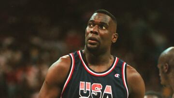 Shawn Kemp (Indiana, 1969) es uno de los grandes matadores en la historia de la NBA. Gran promesa universitaria, los Seattle SuperSonics le draftearon en primera ronda (17) y él no defraudó: tras una primera temporada de aclimatación dio saltos de gigante en las siguientes dentro de un equipo que alcanzaría las Finales de la NBA en 1996. Los Chicago Bulls de Michael Jordan le privarían del anillo. El ala-pívot, seis veces All Star, tuvo demasiados sobresaltos en una carrera que le llevaría a Cleveland, Portland y Orlando: con solo 28 años ya era padre de siete hijos con seis mujeres diferentes y tuvo problemas de peso (en los Cavaliers alcanzó los 147 kilos) y con el alcohol y las drogas. Ya retirado, fue arrestado y declarado culpable en 2005 por posesión de dos kilos de cocaína y 60 gramos de marihuana. Solo se colgó el oro de Canadá con Estados Unidos.