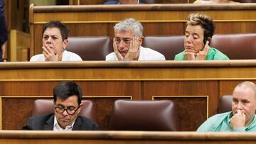 En la primera fila, el secretario primero de la Mesa del Congreso y diputado de Sumar, Gerardo Pisarello y en la segunda fila, la diputada de EH Bildu Mertxe Aizpurua (1i) y el diputado de EH Bildu Oskar Matute (c), durante una sesión plenaria en la que se aprueba el uso de las lenguas cooficiales en el Congreso de los Diputados, a 19 de septiembre de 2023, en Madrid (España). La aprobación 'exprés' del uso del catalán, el euskera y el gallego permitirá que los diputados puedan expresarse en todas esas lenguas en el Congreso a partir de hoy. La propuesta de la nueva presidenta de la Mesa del Congreso de los Diputados, Francina Armengol, salió adelante con la oposición del PP y comenzará con intérpretes provisionales.
19 SEPTIEMBRE 2023;LENGUAS COOFICIALES;CONGRESO;LENGUAS
Eduardo Parra / Europa Press
19/09/2023