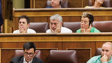 En la primera fila, el secretario primero de la Mesa del Congreso y diputado de Sumar, Gerardo Pisarello y en la segunda fila, la diputada de EH Bildu Mertxe Aizpurua (1i) y el diputado de EH Bildu Oskar Matute (c), durante una sesión plenaria en la que se aprueba el uso de las lenguas cooficiales en el Congreso de los Diputados, a 19 de septiembre de 2023, en Madrid (España). La aprobación 'exprés' del uso del catalán, el euskera y el gallego permitirá que los diputados puedan expresarse en todas esas lenguas en el Congreso a partir de hoy. La propuesta de la nueva presidenta de la Mesa del Congreso de los Diputados, Francina Armengol, salió adelante con la oposición del PP y comenzará con intérpretes provisionales.
19 SEPTIEMBRE 2023;LENGUAS COOFICIALES;CONGRESO;LENGUAS
Eduardo Parra / Europa Press
19/09/2023