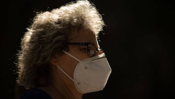 GRAFCAT9249. BARCELONA, 09/07/2020.- Una mujer camina por una calle de Barcelona este jueves, el primer día en que es obligatorio el uso de mascarillas en toda Cataluña aunque se puedan guardar las distancias. EFE/Enric Fontcuberta