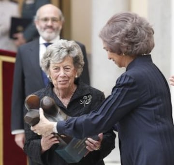 Premio Nacional Francisco Fernández Ochoa a Doña Emma Villacieros  Machimbarrena.