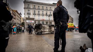 Agentes de Policía Nacional tras una acción de Greenpeace, en la Puerta del Sol, a 29 de noviembre de 2023, en Madrid (España). Activistas de Greenpeace han utilizado restos de la Dana que azotó Madrid y Toledo el pasado mes de septiembre para realizar una acción y denunciar que las empresas de combustibles fósiles 'destruyen el clima'. Durante la protesta, han manifestado que los gobiernos deben acordar en la #COP28 el fin del petróleo, gas y carbón.
29 NOVIEMBRE 2023;CLIMA;ACTIVISTAS;FÚSILES;GREEPEACE
Diego Radamés / Europa Press
29/11/2023