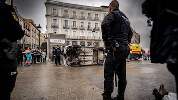 Agentes de Polic¨ªa Nacional tras una acci¨®n de Greenpeace, en la Puerta del Sol, a 29 de noviembre de 2023, en Madrid (Espa?a). Activistas de Greenpeace han utilizado restos de la Dana que azot¨® Madrid y Toledo el pasado mes de septiembre para realizar una acci¨®n y denunciar que las empresas de combustibles f¨®siles 'destruyen el clima'. Durante la protesta, han manifestado que los gobiernos deben acordar en la #COP28 el fin del petr¨®leo, gas y carb¨®n.
29 NOVIEMBRE 2023;CLIMA;ACTIVISTAS;F?SILES;GREEPEACE
Diego Radam¨¦s / Europa Press
29/11/2023