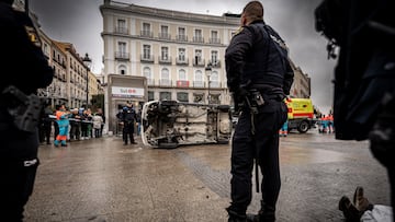 Agentes de Policía Nacional tras una acción de Greenpeace, en la Puerta del Sol, a 29 de noviembre de 2023, en Madrid (España). Activistas de Greenpeace han utilizado restos de la Dana que azotó Madrid y Toledo el pasado mes de septiembre para realizar una acción y denunciar que las empresas de combustibles fósiles 'destruyen el clima'. Durante la protesta, han manifestado que los gobiernos deben acordar en la #COP28 el fin del petróleo, gas y carbón.
29 NOVIEMBRE 2023;CLIMA;ACTIVISTAS;FÚSILES;GREEPEACE
Diego Radamés / Europa Press
29/11/2023