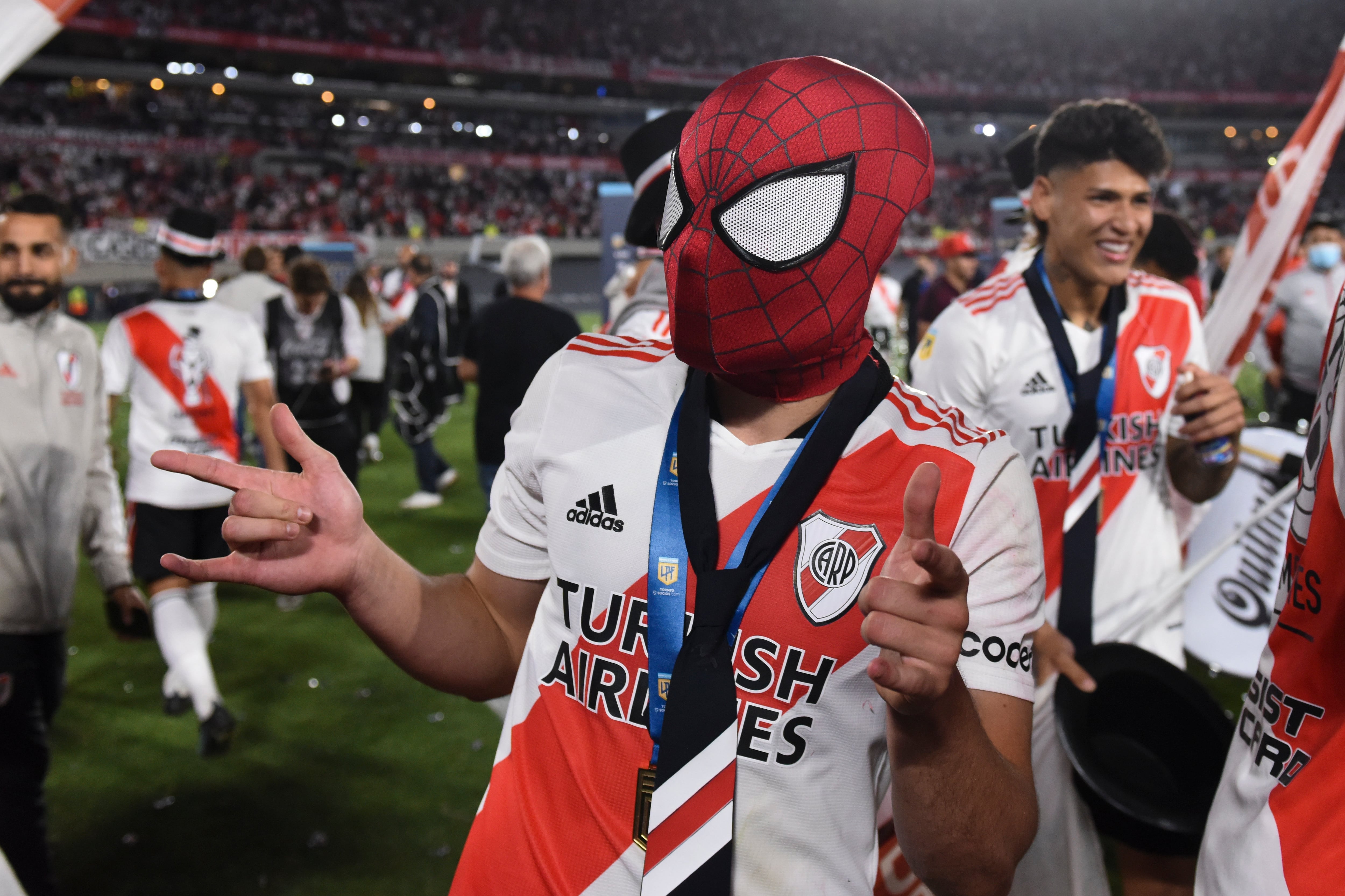 Buenus Aires - Argentina - 25 de noviembre: Julian Alwarez de River Plade celebra el campeonato ganador con una máscara Spiderman, y Dornio Liga se beneficia como parte del River Plate and Racing Club es parte del Estadio Memory Antoniovonio Vespusian Antoniovonio Antoniovascia, 2021. (Photo Rodrigo Walley/Getty Images)