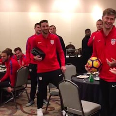 La increíble novatada de Estados Unidos... ¡cantar Justin Bieber!