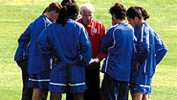 <b>LAS NOTAS DE LUIS.</b> El técnico aleccionó ayer a sus atacantes durante un buen rato. El gol es el objetivo.