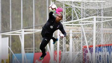 El especial viaje del albo Omar Carabalí a Ecuador, su país natal