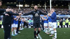 Howard tips his cap to sacked Everton coach Martínez