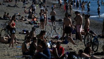 Las playas de Barcelona y Valencia, llenas de gente y sin distancia de seguridad