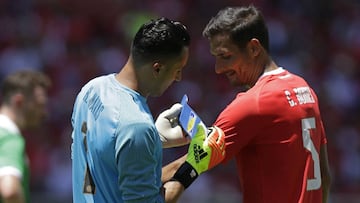 Celso Borges recibe el brazalete de capit&aacute;n de Keylor Navas en el amistoso de Costa Rica ante Irlanda del Norte.