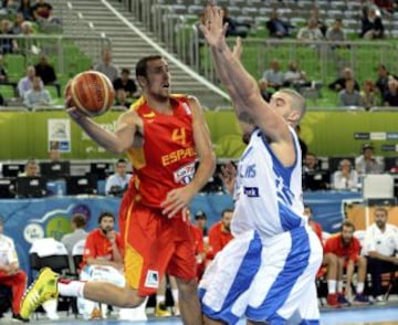 El jugador español Pablo Aguilar (i) intenta un pase ante los griegos Vassilis Kavvadas (d) y Vassilis Spanoulis durante el partido Grecia-España, del grupo E del Eurobasket de Eslovenia, en el pabellón Stozice Arena de Liubliana, Eslovenia