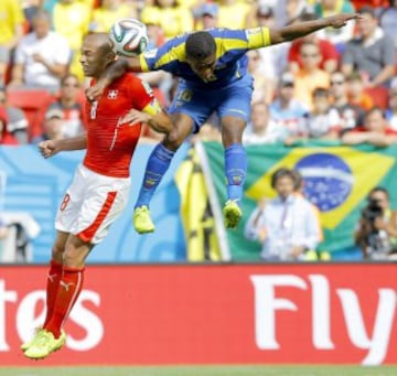 Gokhan Inler y Antonio Valencia. 