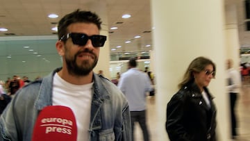 Gerard Piqué y Clara Chía llegan a Barcelona tras pasar disfrutar de unos días en París. El defensor del Fútbol Club Barcelona ya no esconde a su nuevo amor.