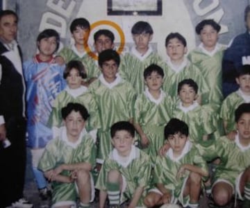 Arturo Vidal en el Rodelindo Román, su club de barrio en Santiago de Chile.