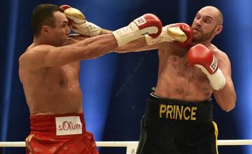 Ukraine's Wladimir Klitschko, left, and Britain's Tyson Fury