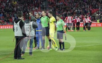 El árbitro Melero López acompañado por sus asistentes Torre Cimiano y Martínez Serrato, el cuarto árbitro López Parra y los capitanes Iraizoz y Bruno. 