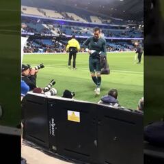 El gran gesto de Claudio Bravo con un pequeño hincha del City