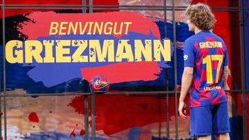 Griezmann, frente al cartel de bienvenida que instal&oacute; el Barcelona para su presentaci&oacute;n.