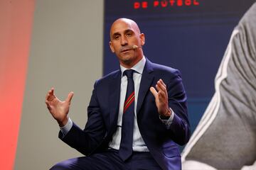 "Luis Enrique no me ha dicho que quer赤a seguir, porque las comunicaciones fueron por otras v赤as".